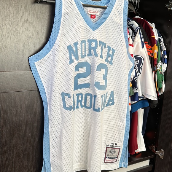 Michael Jordan North Carolina Tar Heels Mitchell & Ness 1983/84 Authentic Jersey - Picture 4 of 9